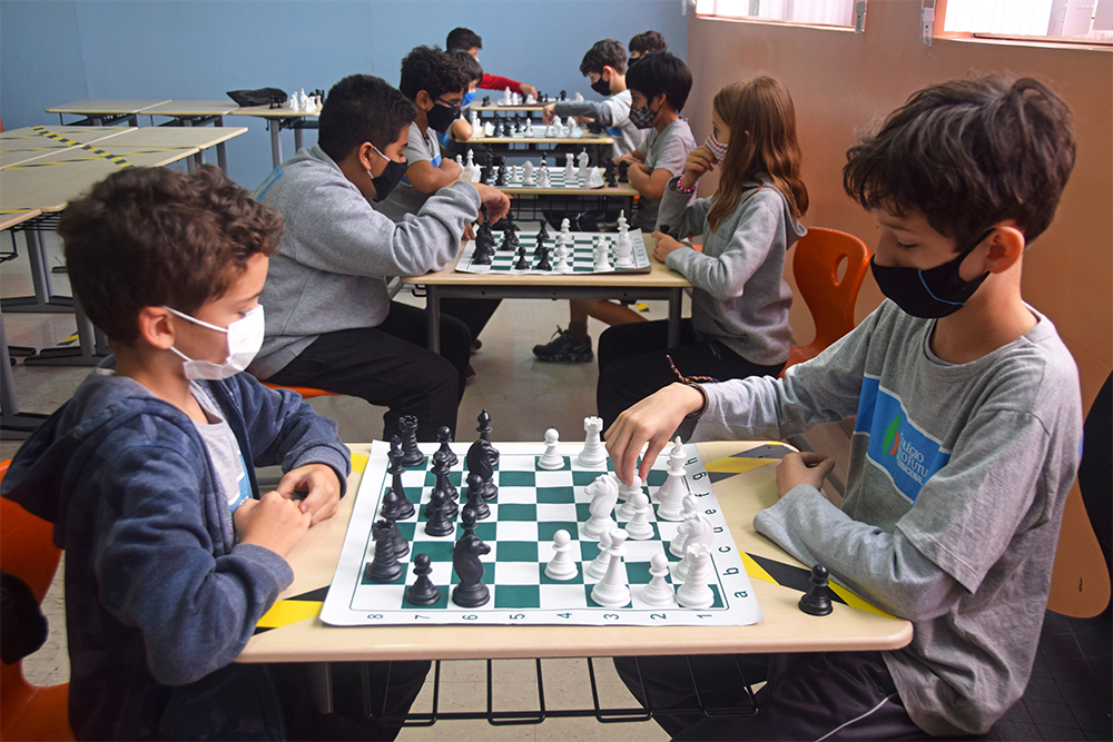 Escola Sidrônio recebeu vista de vice-campeão mundial de Xadrez